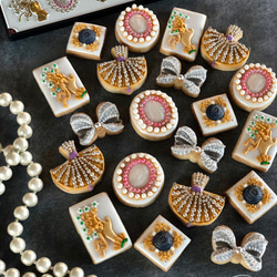 12/16頃製造、12/21〜22頃お届け ★ホワイト缶★ブローチみたいなアイシングクッキー 2枚目の画像