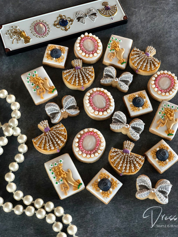 12/16頃製造、12/21〜22頃お届け ★ホワイト缶★ブローチみたいなアイシングクッキー 2枚目の画像