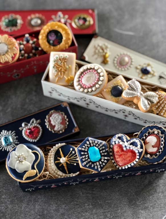 12/16頃製造、12/21〜22頃お届け ★ホワイト缶★ブローチみたいなアイシングクッキー 5枚目の画像