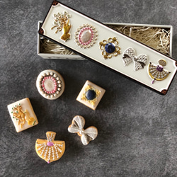 12/16頃製造、12/21〜22頃お届け ★ホワイト缶★ブローチみたいなアイシングクッキー 6枚目の画像