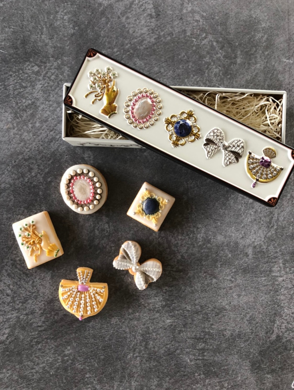 12/16頃製造、12/21〜22頃お届け ★ホワイト缶★ブローチみたいなアイシングクッキー 6枚目の画像