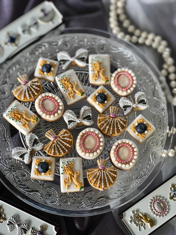 12/16頃製造、12/21〜22頃お届け ★ホワイト缶★ブローチみたいなアイシングクッキー 7枚目の画像