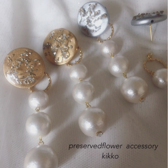 シャワーグラスとコットンパールのピアスとイヤリング 1枚目の画像