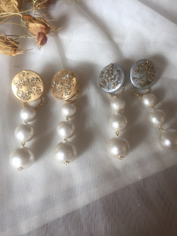 シャワーグラスとコットンパールのピアスとイヤリング 2枚目の画像