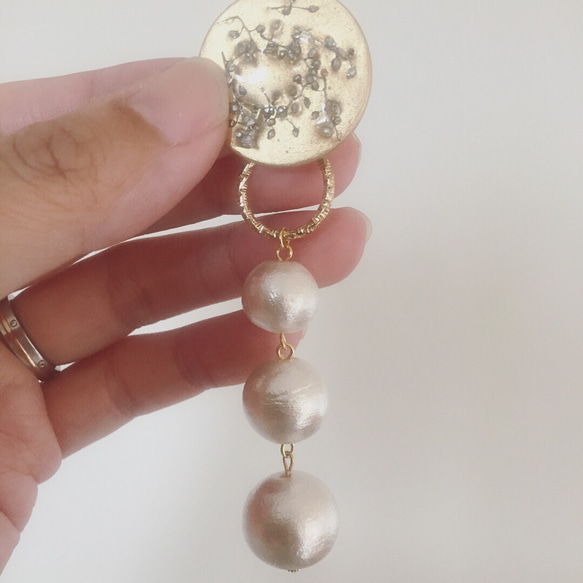 シャワーグラスとコットンパールのピアスとイヤリング 3枚目の画像