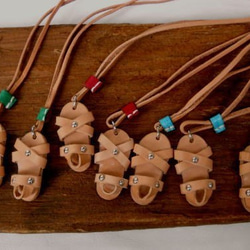 栃木レザーサドル生成りで作った革のネックレス、サンダルの形が面白い 3枚目の画像