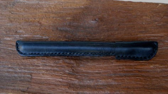 豪華なボールペンに早変わり、特別な栃木レザー黒のボールペンカバー、バッグの中でも安心なキャップ付き 1枚目の画像