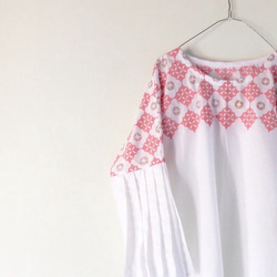 ピンク/プリーツの袖とブロックプリントのプルオーバーシャツ 4枚目の画像