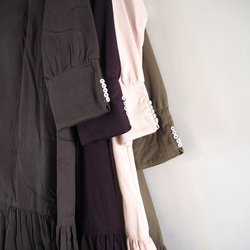 “淺粉紅色”袖口和貝殼鈕扣。低腰聚攏連衣裙/ 4色 第4張的照片
