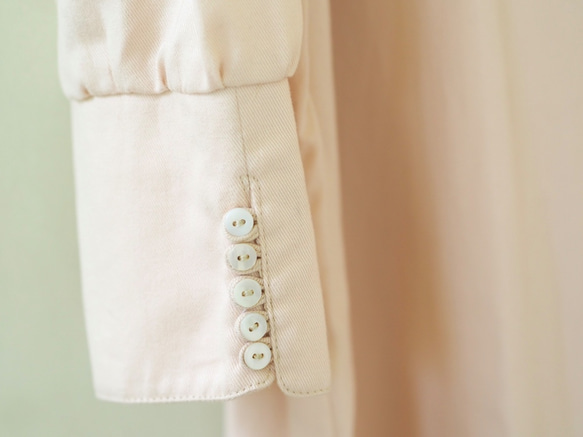 “淺粉紅色”袖口和貝殼鈕扣。低腰聚攏連衣裙/ 4色 第5張的照片