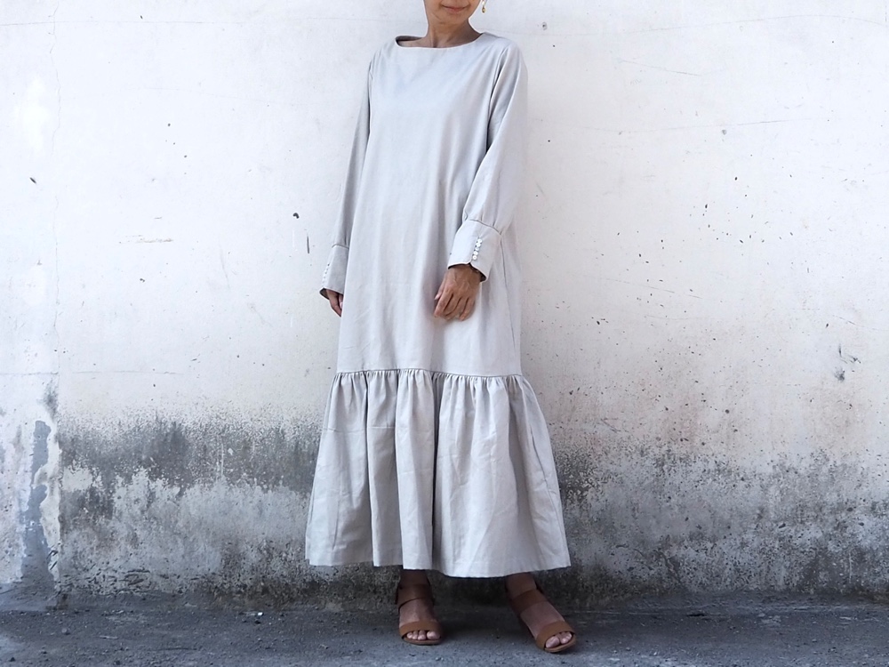 《アイボリー》袖口、貝ボタン。ローウエストギャザーワンピース