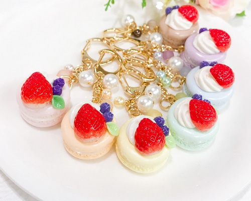 寝そべりミケ猫といちごマカロンチャーム フェイクスイーツ 猫 いちご レジン 寝そべりミケ猫といちごマカロンチャーム フェイクスイーツ 猫 いちご