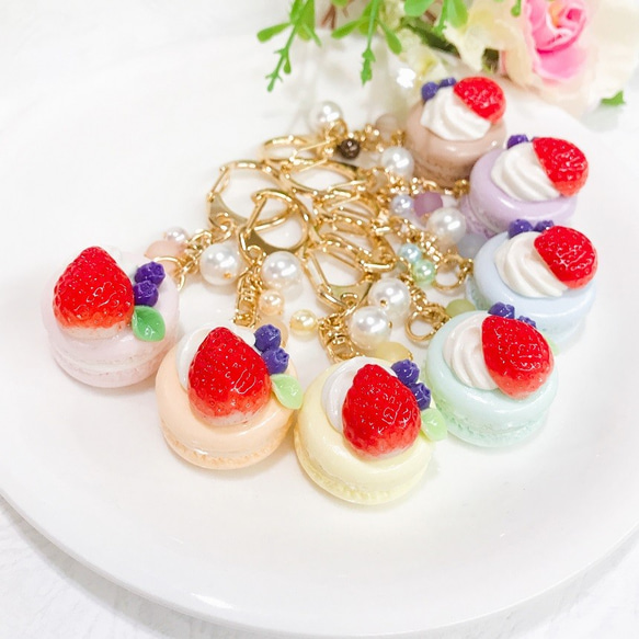 いちごのマカロンフェイクスイーツキーホルダーハンドメイド