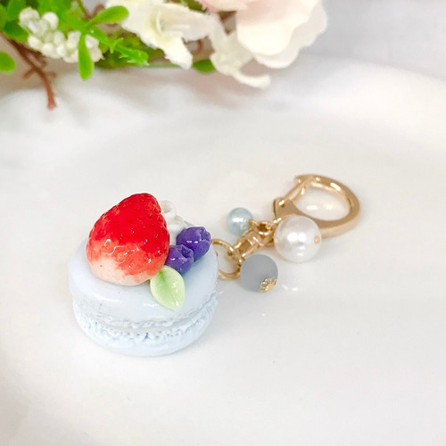 7色から選べる♪大きないちごのベリーマカロン(キーホルダー)/フェイク