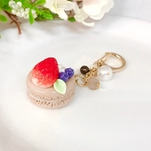 いちごのマカロン　フェイクスイーツ　キーホルダー　ハンドメイド いちごのマカロン フェイクスイーツ キーホルダー ハンドメイド - メルカリ