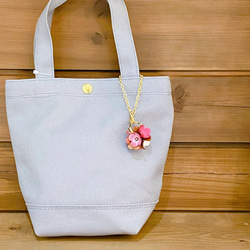 【キット】初心者さんでも簡単 ビオラ花&クローバー花のバッグチャーム(ピンクカラー) 4枚目の画像