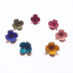 【Leather flower parts 】ピン付クローバーMサイズ　same color 2 pieces 1枚目の画像