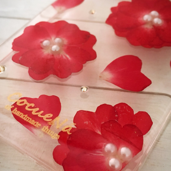 【送料無料・ネーム無料】ハートの花びらが可愛いミニバラのiPhone押し花ケース 2枚目の画像