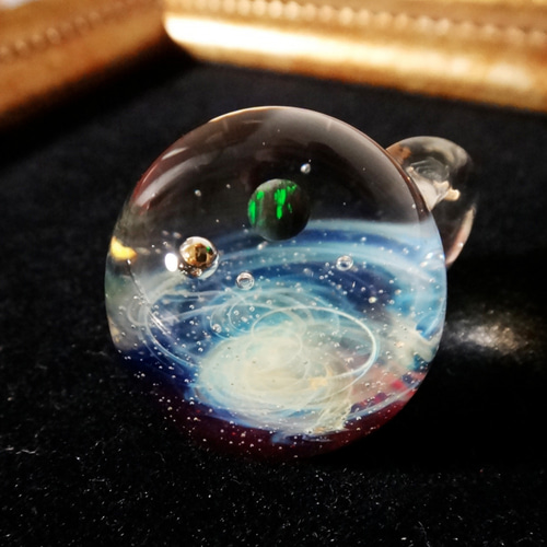 宇宙モチーフの24k球とブラックオパール惑星入りガラスペンダント d5-4