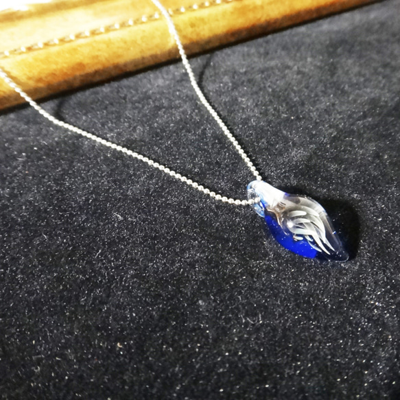 鳥の羽根のような ミニフェザー ガラスペンダント ブルー d7-3 5枚目の画像