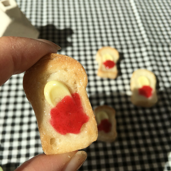 苺ジャムマーガリンのせトーストのブローチ 1枚目の画像