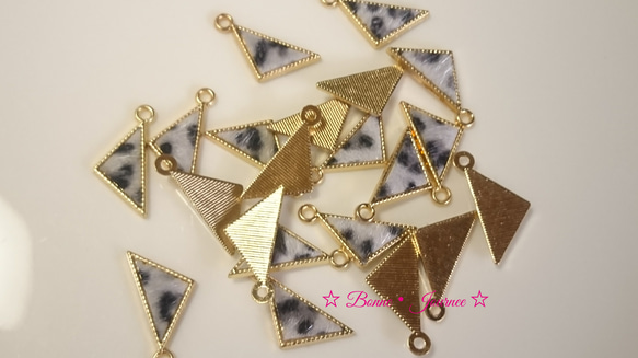sale!  6個  size10×23㎜ レオパード柄 ホワイト三角チャーム 1枚目の画像