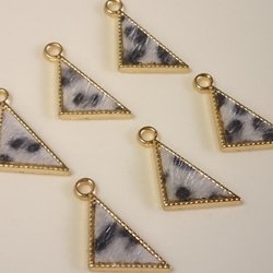 sale!  6個  size10×23㎜ レオパード柄 ホワイト三角チャーム 3枚目の画像