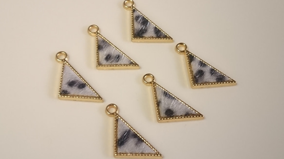 sale!  6個  size10×23㎜ レオパード柄 ホワイト三角チャーム 3枚目の画像