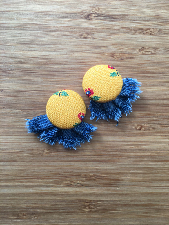 ⭐くるみボタン × デニム ～yellow～ ピアス（その他） tsunagu enishi