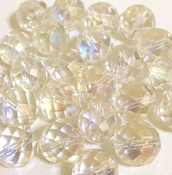 ホワイトオーラ 水晶 10個 10mmカット 天然石 粒売り 1枚目の画像