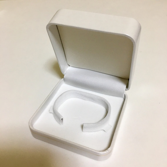 ブレスレットケース ホワイト 合皮 PU レザー BOX 外箱付き 2枚目の画像