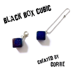 "BLACK BOX CUBIC" 暗闇と光で変化 不思議なキュービック ストラップ/チャーム/キーホルダー/片耳ピアス 1枚目の画像