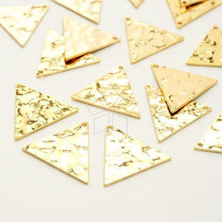 【4個入り】ハンマード三角チャーム、三角、テクスチャペンダント、17㎜、ゴールド／PD-2441-GD 1枚目の画像