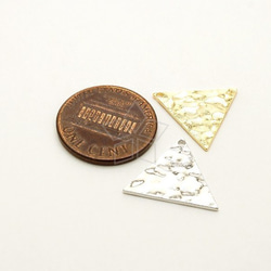 【4個入り】ハンマード三角チャーム、三角、テクスチャペンダント、17㎜、ゴールド／PD-2441-GD 2枚目の画像