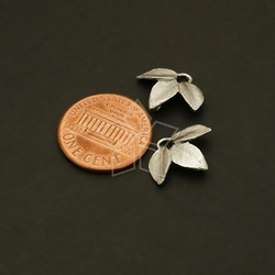 【2個入り】トリプルリーフ、3枚葉っぱペンダント、お花、16㎜、オーキドゥ、マットシルバー/AC-318-MS 3枚目の画像