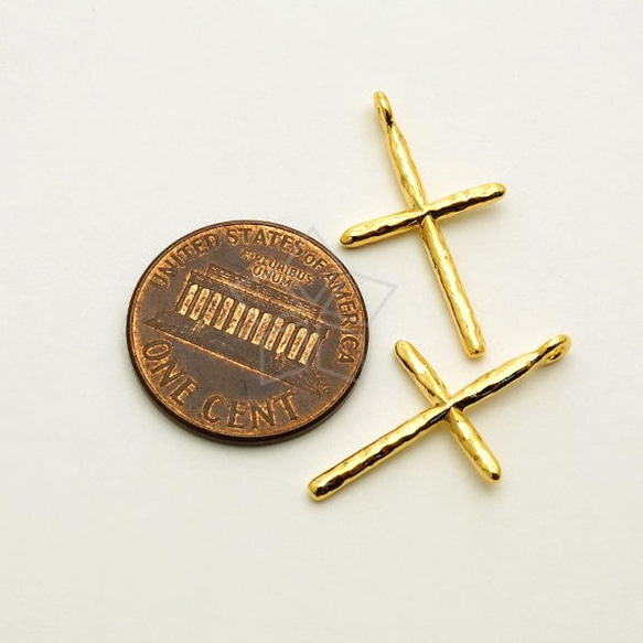 【2個入り】デコボコ十字架ペンダント、ハンマード、クロスチャーム、24㎜、 ゴールド/PD-1481-GD 2枚目の画像