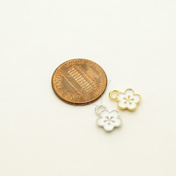 [2個入り]ホワイトエナメルカラー桜・花チャーム、ゴールドフラワーペンダント、パーツ／PD-1257-GD 2枚目の画像
