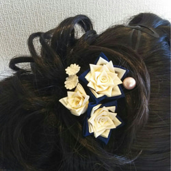 つまみ細工のバラのヘアアクセサリー 1枚目の画像