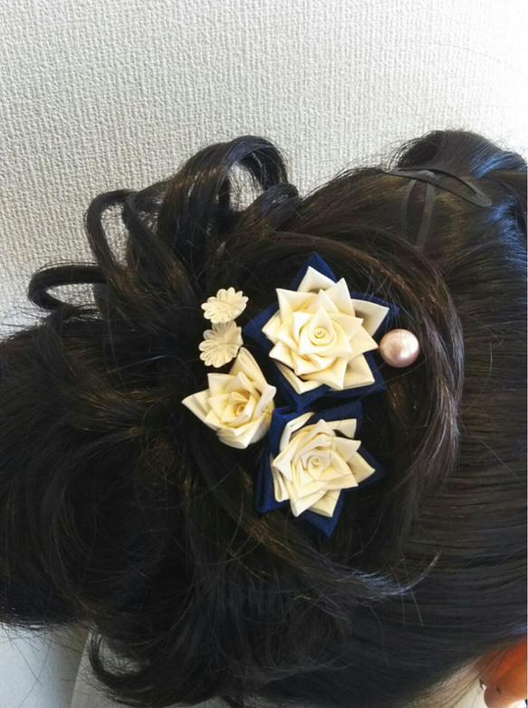 つまみ細工のバラのヘアアクセサリー 1枚目の画像