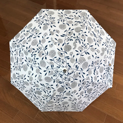 フラワープリントの日傘（ホワイト） 2枚目の画像