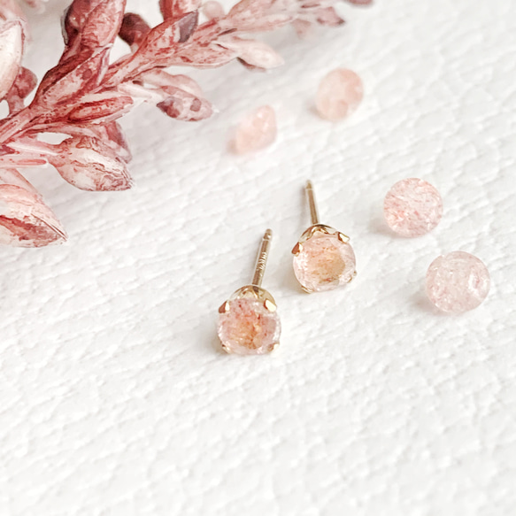 【JORIE】14kgf刻印があるから安心　strawberry quartz   earrings（4mm/4爪） 1枚目の画像