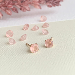 【JORIE】14kgf刻印があるから安心　strawberry quartz   earrings（4mm/4爪） 2枚目の画像