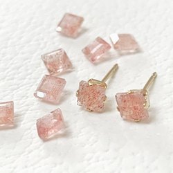 【JORIE】14kgf strawberry quartz  square earrings（4mm/4爪） 1枚目の画像