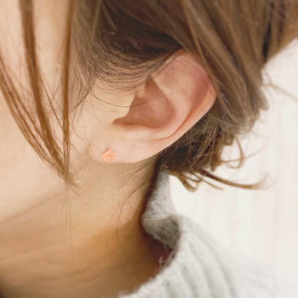 【JORIE】14kgf strawberry quartz  square earrings（4mm/4爪） 4枚目の画像