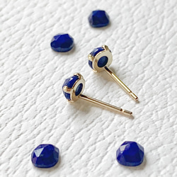 【JORIE】 星空プラネタリウムLAPIS LAZULI earrings（4mm/4爪）刻印あり 2枚目の画像