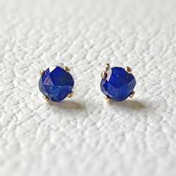 【JORIE】 星空プラネタリウムLAPIS LAZULI earrings（4mm/4爪）刻印あり 4枚目の画像