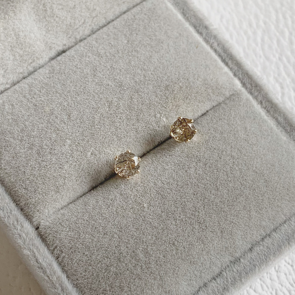 【JORIE】14kgf ブラックルチルクォーツ　earrings（4mm/6爪）刻印あり 3枚目の画像