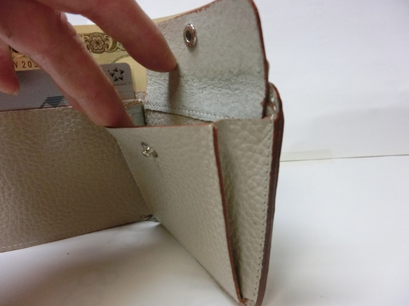 シンプルな２つ折りオール革財布（グレージュ色） 2枚目の画像