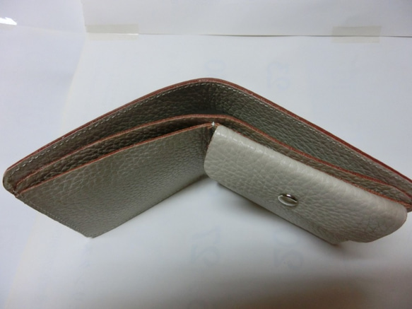 シンプルな２つ折りオール革財布（グレージュ色） 3枚目の画像