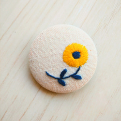 くるみボタンで作るお花の刺繍ブローチ ☆ヘアゴム、マグネットに変更可☆ 1枚目の画像